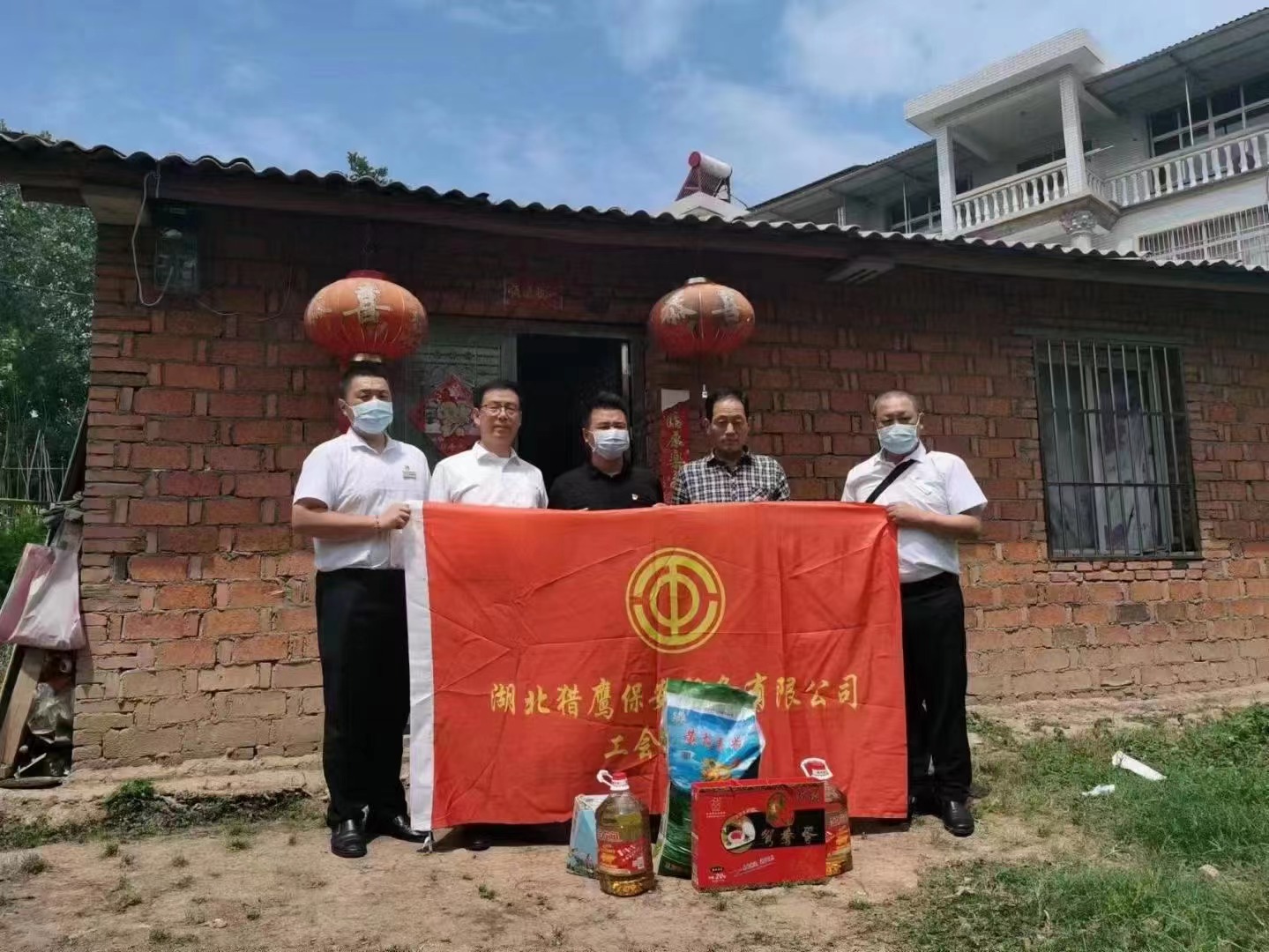 端午節(jié)將至，獵鷹企業(yè)組織員工走進(jìn)鄉(xiāng)村，為老人送去生活物資