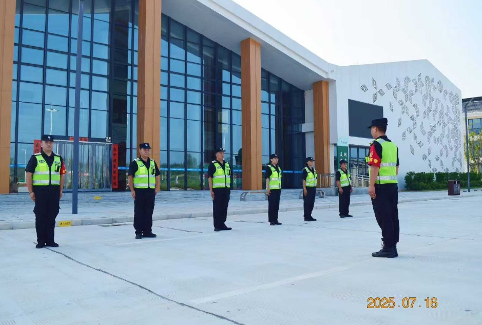 湖北獵鷹保安公司無(wú)畏“烤”驗(yàn)，開(kāi)展交通指引手勢(shì)專(zhuān)題培訓(xùn)